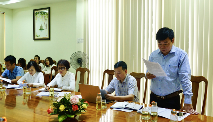Đại diện lãnh đạo Quỹ PTĐ tỉnh báo cáo tình hình hoạt động năm 2020 và nhiệm vụ, giải pháp trọng tâm năm 2021